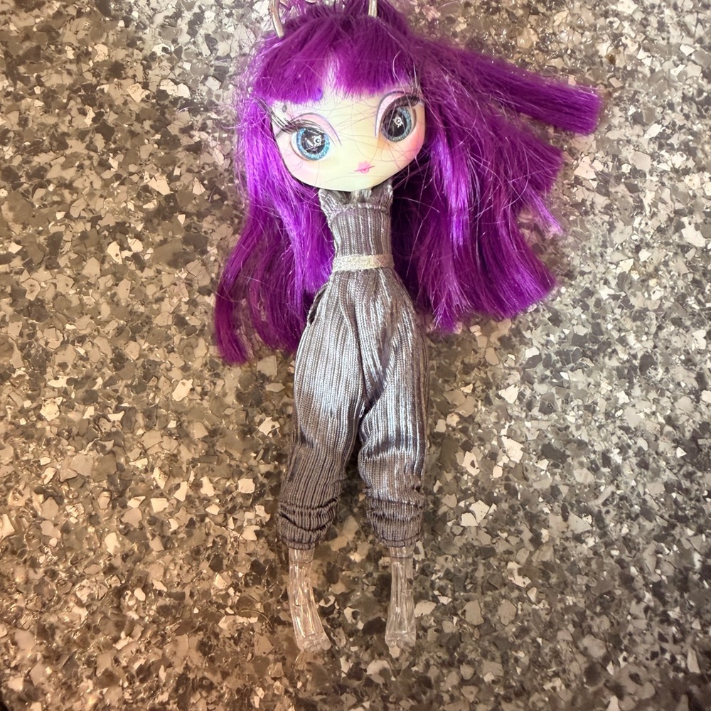 MGA Novi Stars Ari Roma Alien Doll Purple Hair Silver Jumpsuit 2012 Missing Arms